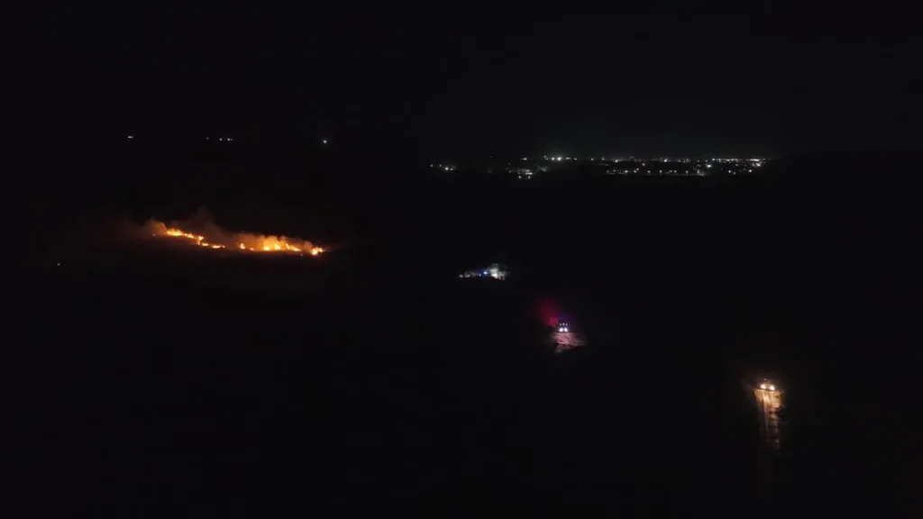 Incendio de difícil acceso movilizó a Bomberos cerca del río Colorado