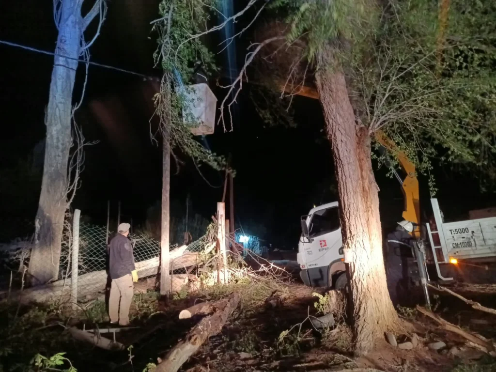 Fuertes vientos en Rincón: intenso trabajo de EPEN y Defensa Civil durante la madrugada, ¿cómo continuará el viento durante la jornada?