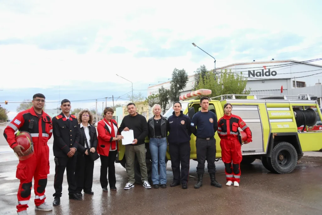 Bomberos de Rincón cedieron una autobomba a Vista Alegre y recibieron el agradecimiento de la institución